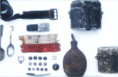30.10.2004 - Przedmioty znalezione z opask�, po oczyszczeniu - fot. Tomasz Fija�kowski