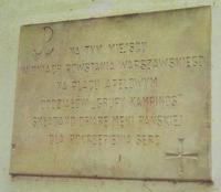 Tablica pamiątkowa w Wierszach informująca,  że kościół został wzniesiony w miejscu,  gdzie w czasie Powstania odprawiane były Msze Św. dla żołnierzy Grupy Kampinos