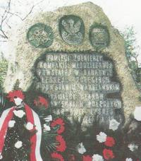 Pomnik w Dąbrowie Leśnej wzniesiony ku czci ułanów jazłowieckich poległych w 1939 r. oraz żołnierzy komp. młodzieżowej walczącej w Grupie Kampinos