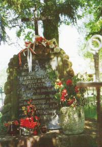 Obelisk w Sierakowie,  w miejscu gdzie 24 czerwca 1944 r. zginęło zastrzelonych z zasadzki przez zaborowskich żandarmów pięciu żołnierzy kadry dowódczej Dywersji Bojowej VIII Rejonu