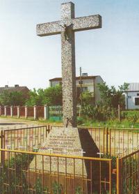 Pomnik w Truskawiu w miejscu,  gdzie 18 listopada 1943 r. hitlerowcy spalili żywcem i rozstrzelali kilku mieszkańców wsi