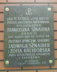 Tablica w Izabelinie przy ul. Leśnej,  upamiętniająca miejsce,  gdzie 1 listopada 1943 r. żandarmii z Zaborowa,  po odkryciu magazynu broni,  spalili budynek wraz z matką 'Dęba II' i właścicielką budynku