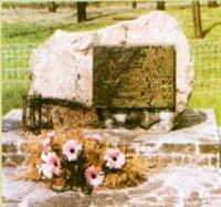 Obelisk pami�ci poleg�ych w walkach powsta�czych harcerzy z Szarych Szereg�w, w sierpniu 1944 - Osiedle Batorego w Legionowie