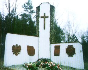 Zielonka. Pomnik pamięci rozstrzelanych w 1939 roku harcerzy 86 WDH i mieszkańców Zielonki, wzniesiony w miejscu egzekucji w lesie w Zielonce-Bankowej
