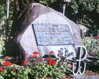 Pamiątkowy głaz przy ul. Lipowej, gdzie w dołach żwirowych hitlerowcy dokonywali egzekucji głównie na warszawiakach z Dulagu 121. Napis na tablicy: 'Miejsce uświęcone krwią poległych za wolność Ojczyzny - na tym miejscu hitlerowcy zamordowali 800 polaków'