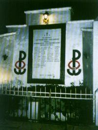 Pruszków, ul. Waryńskiego. Na murze elektrowni umieszczono tablicę z nazwiskami 24 pracowników tego zakładu, poległych i zamordowanych w latach 1939-1945