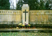 Pęcice, park. Pomnik-mauzoleum, miejsce boju stoczonego z Niemcami 2 sierpnia 1944 roku przez żołnierzy IV Obwodu AK Ochota